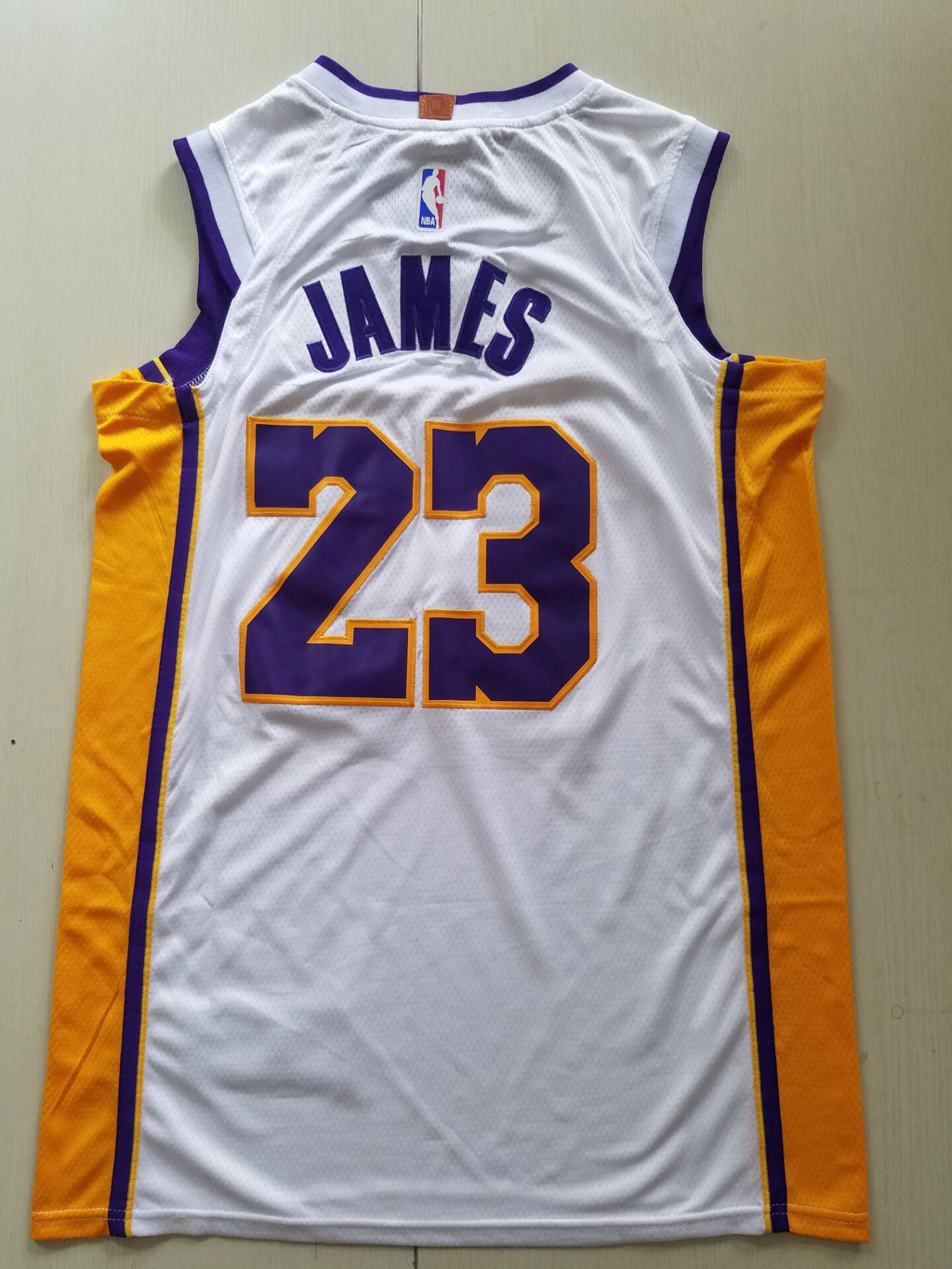 Men's Los Angeles Lakers LeBron James #23 NBA White Swingman Jersey1