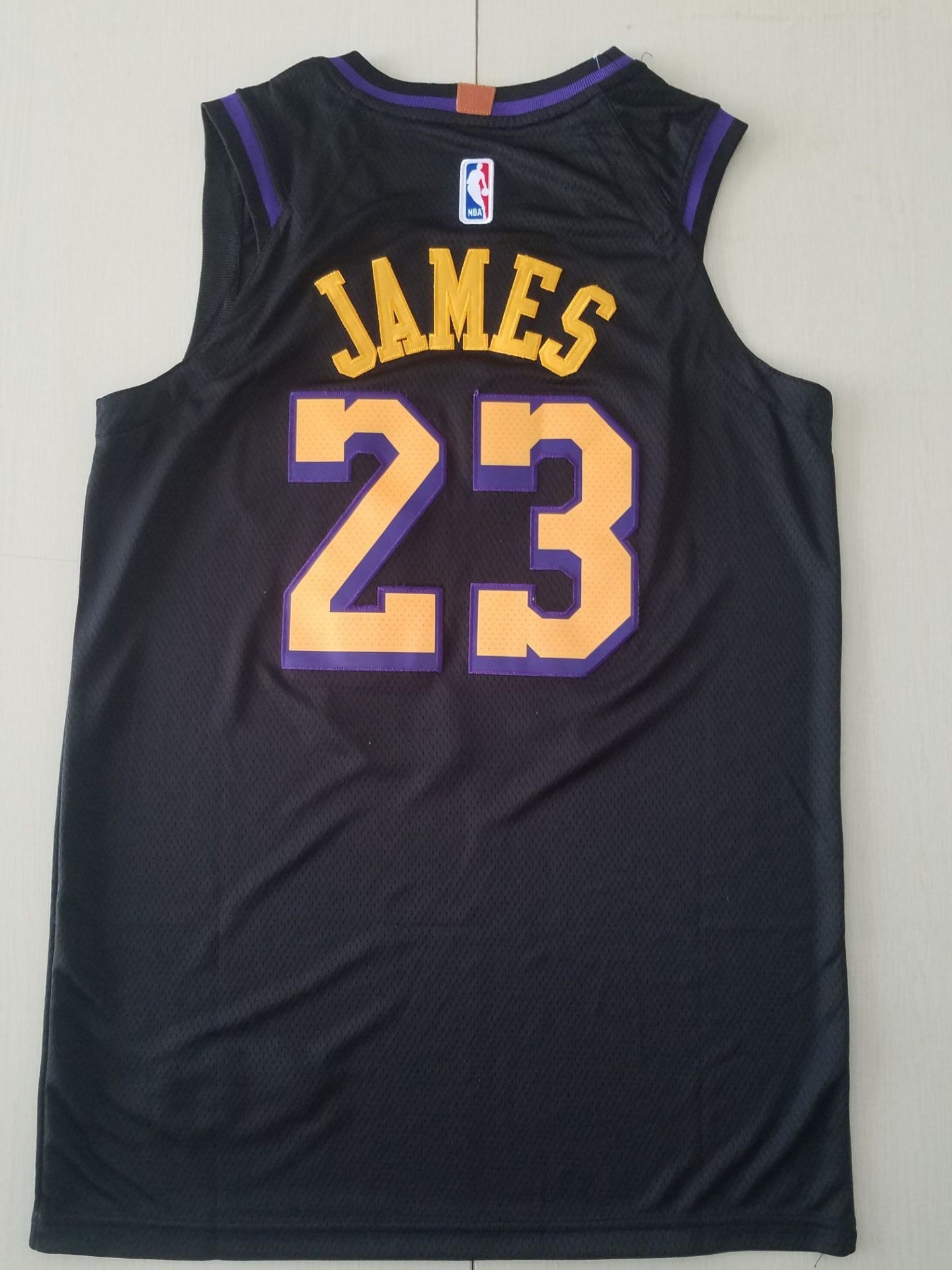 Men's Los Angeles Lakers LeBron James #23 Black Swingman Jersey1